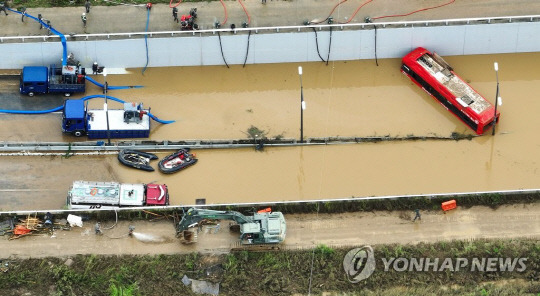 미호천 제방 유실로 침수된 충북 청주시 오송읍 궁평2지하차도에서 구조작업이 진행되고 있다. 연합뉴스 제공.