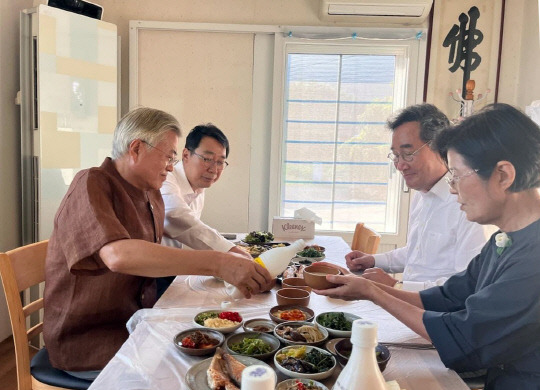 지난 5일 문재인 전 대통령과 이낙연 전 대표가 경남 양산시 하북면 평산마을 문 전 대통령 사저에서 이 전 대표의 부인 김숙희 씨, 윤영찬 의원과 막걸리를 곁들인 저녁 식사를 하고 있다. 이낙연 전 국무총리 페이스북 캡처.