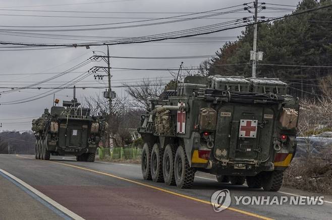 이동하는 스트라이커 장갑차 (파주=연합뉴스) 임병식 기자 = 한미연합연습 '자유의 방패'(프리덤실드·FS)가 실시 중인 15일 경기도 파주시에서 주한미군 스트라이커 장갑차가 이동하고 있다. 2023.3.15 andphotodo@yna.co.kr (끝)