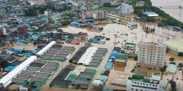 2020년 8월8일 섬진강 범람으로 지붕까지 물에 잠긴 전남 구례군 구례읍 전통시장 부근. 구례군청 제공