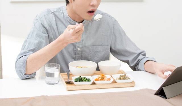 비염 탓에 입으로 숨을 쉬거나, 노화로 구강 근육이 약해진 사람은 밥을 먹을 때 소리가 나기 쉽다./사진=클립아트코리아