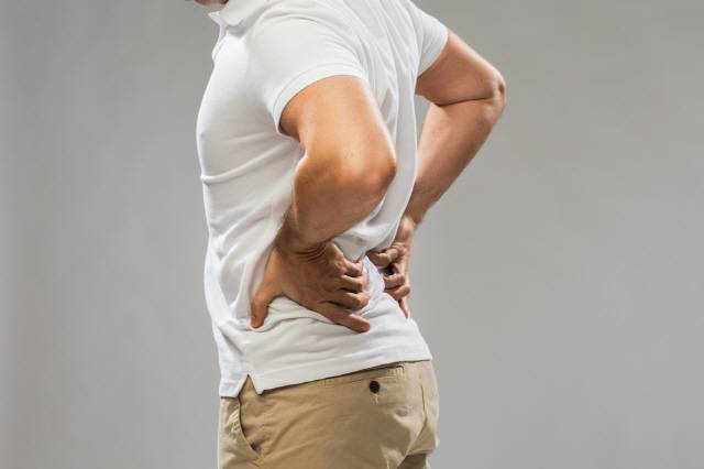 비가 오는 날에는 평소보다 대기압이 낮아져 관절 내 압력이 상대적으로 증가해 통증을 유발한다./사진=클립아트코리아