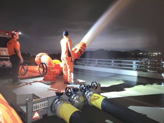 지난 15일 침수된 충북 청주 오송읍 궁평2지하차도 앞. 소방당국은 대용량포방사시스템을 가동해 배수 작업을 벌였다. 손성배 기자