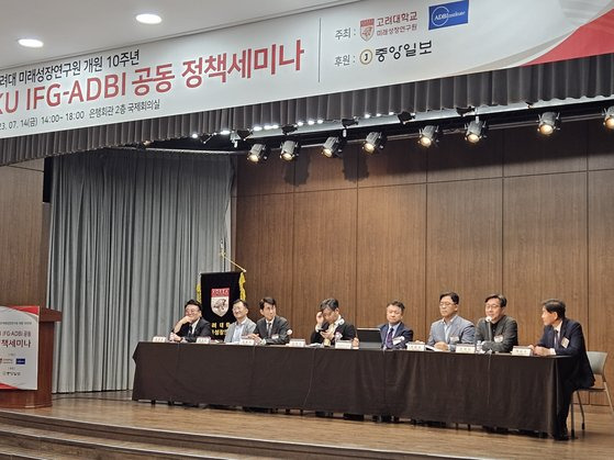 14일 서울 중구 명동 은행회관에서 고려대학교 미래성장연구원 10주년 기념 KU IFG-ADBI 공동 정책세미나 '기후변화 위기와 경제·산업차원 대응전략'이 열렸다. 왼쪽부터 최장욱 서울대 화학생물공학부 교수, 김동욱 현대자동차 부사장, 김범석 기획재정부 정책조정국장, 이준규 아시아개발은행(ADB) 파이낸스디렉터, 최준호 중앙일보 논설위원, 전하진 SDX 재단 이사장, 백승주 아시아개발은행연구소(ADBI) 부소장. [사진 오효정 기자]