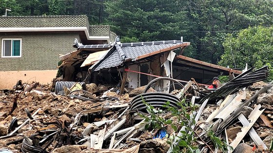 16일 경북 영주시 풍기읍 삼가리의 한 주택. 전날 발생한 산사태로 주택 절반이 토사에 휩쓸려 무너져 있다. 안대훈 기자