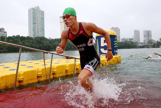 16일 오전 서울 송파구 롯데월드타워 일대에서 열린 2023 롯데 아쿠아슬론 대회에서 수영을 마친 참가자가 이동하고 있다. 장진영 기자