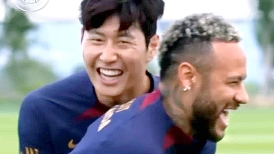 파리생제르맹 이강인이 훈련 도중 네이마르와 포옹하고 있다. 사진 PSG 소셜미디어