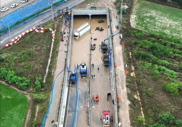 16일 미호천 제방 유실로 침수된 충북 청주시 오송읍 궁평2지하차도에서 인명 수색을 위한 배수작업 및 구조작업이 진행되고 있다. /사진=최혁 기자