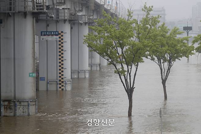 장맛비가 이어지고 있는 14일 서울 반포한강공원 일대가 한강 수위 상승으로  범람해 있다.문재원 기자