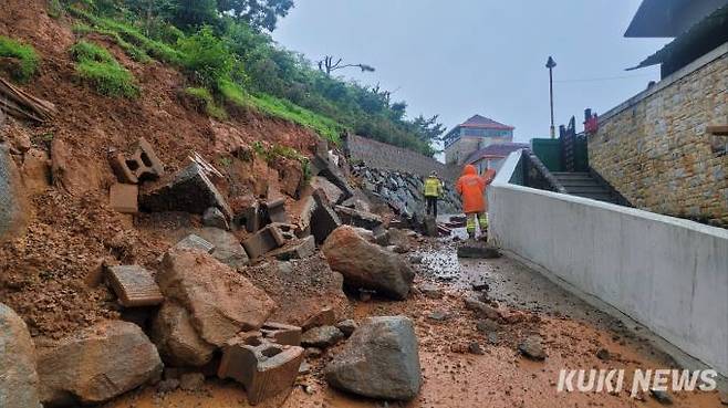 16일 오후 4시7분 고성군 고성읍 신월리 도로 옆 축대가 무너졌다는 신고가 접수돼 소방 당국이 현장 조치하고 있다. 경남소방본부 제공