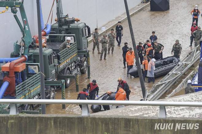 16일 오후 폭우로 침수돼 인명 피해가 발생한 청주 오송 궁평 제2지하차도에서 군, 소방 병력이 실종자 수색 작업을 하고 있다.