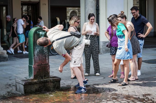 15일(현지시간) 이탈리아 토리노에서 한 남성이 폭염 속에서 분수대에서 물을 마시고 있다. EPA연합뉴스