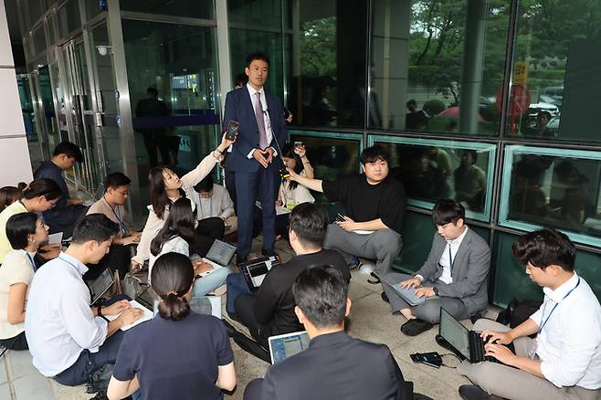 유승준 승소 관련 취재진 질문에 답하는 류정선 변호사. [사진=연합뉴스]