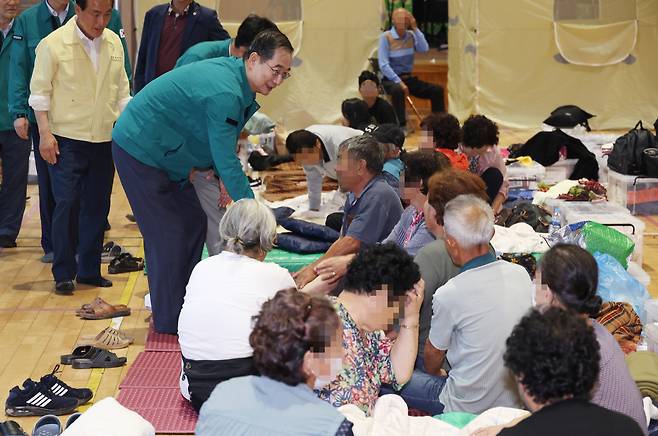 한덕수 국무총리가 16일 충남 논산시 성동면 성동초에 마련된 이재민 임시대피소를 방문, 이재민을 위로하고 있다. [연합]