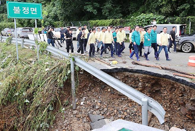 [서울=뉴시스] 고범준 기자 = 윤재옥(오른쪽 네번째) 국민의힘 원내대표가 16일 충북 괴산 수해현장을 방문해 관계자들로부터 상황 설명을 듣고 있다. (사진=괴산군 제공) 2023.07.16. photo@newsis.com *재판매 및 DB 금지