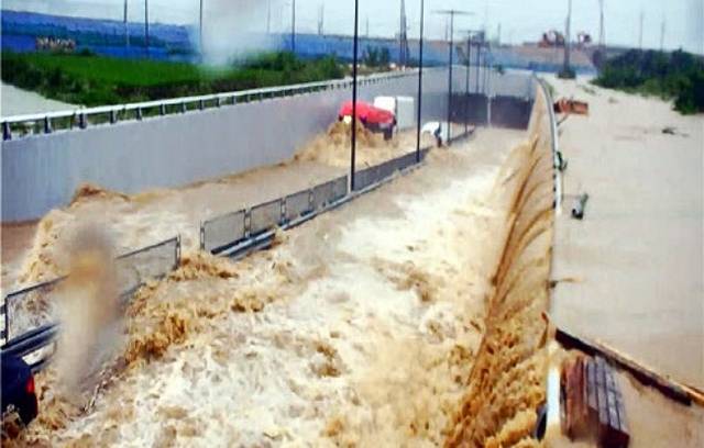 15일 오전 청주시 흥덕구 오송읍 미호강에서 범람한 흙탕물이 궁평 제2지하차도를 덮치고 있다. 연합뉴스