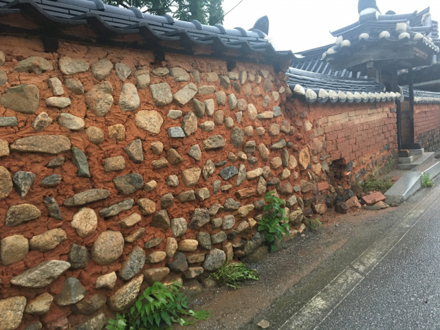 ▲함라면 한옥체험관의 돌담이 집중호우에 파였다 ⓒ박기홍 기자(=전북 익산)