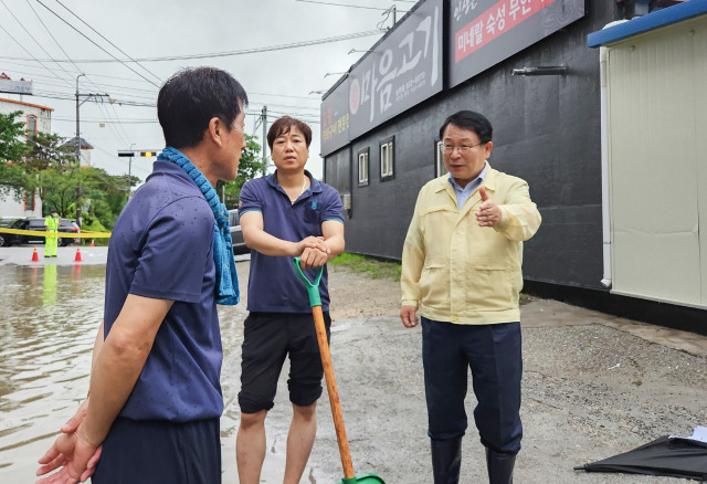 ▲정현율 전북 익산시장이 집중호우 때 현장을 방문해 주민들의 사전예방 중요성을 당부하고 있다. ⓒ익산시 제공