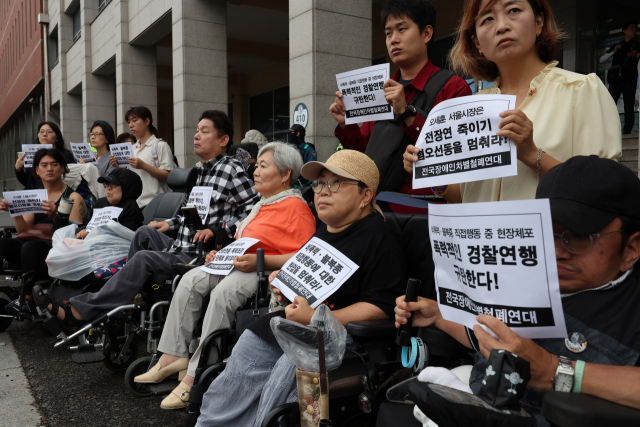 ▲15일 오후 서울 남대문경찰서 앞에서 전장연 관계자들이 전날 박경석 전장연 대표가 경찰에 체포된 것과 관련해 규탄 기자회견을 하고 있다. ⓒ연합뉴스