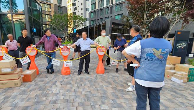 경기도 성남시 중원구의 한 대단지 아파트 정문 앞에서 지난 6월 택배 문제로 입주민과 택배기사가 대치하고 있는 모습. 택배노조 제공