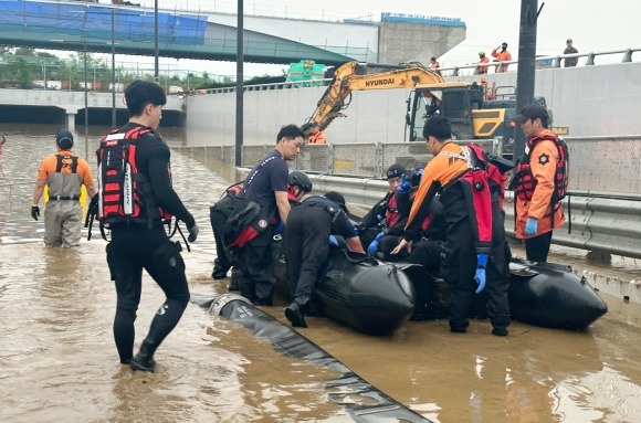 오송 침수 지하차도 수색 작업 - 16일 폭우로 침수된 청주시 흥덕구 오송읍 궁평2 지하차도 앞에서 소방 관계자들이 이날 수색작업을 시작하고 있다. 2023.7.16 소방청 제공.