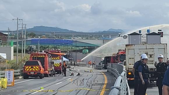 16일 오후 전날 폭우로 침수돼 차량 15대가 고립된 충북 청주시 흥덕구 오송읍 궁평2 지하차도에 수색작업이 진행되고 있다. 이종익 기자