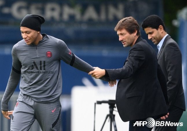 킬리안 음바페(왼쪽)와 레오나르도 PSG 전 단장. /AFPBBNews=뉴스1