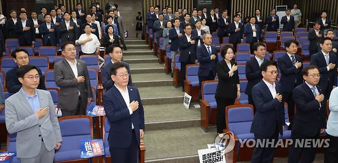 국기에 대한 경례하는 이재명 대표와 의원들 (서울=연합뉴스) 하사헌 기자 = 더불어민주당 이재명 대표와 의원들이 13일 오전 서울 여의도 국회에서 열린 정책의원총회에서 국기에 대한 경례를 하고 있다. 2023.7.13 toadboy@yna.co.kr