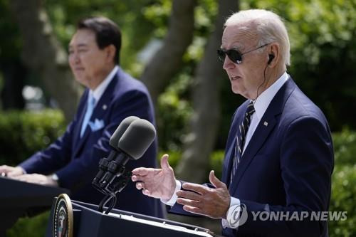 공동회견 중인 윤석열 대통령과 조 바이든 미국 대통령(우) [AP 연합뉴스 자료사진. 재판매 및 DB 금지]