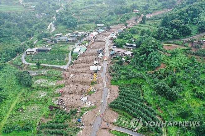 산사태로 초토화된 마을 (예천=연합뉴스) 윤관식 기자 = 15일 오후 경북 예천군 효자면 백석리의 한 마을이 집중호우로 인한 산사태로 초토화된 모습을 보이고 있다.
    이 마을에서 주택 5가구가 매몰돼 4명이 사망하고 1명을 수색 중이다. 2023.7.15 psik@yna.co.kr