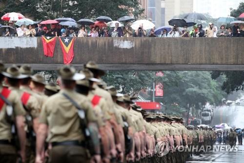 호주군, 1차 세계대전 참전 기념 퍼레이드    (브리즈번 EPA/AAP=연합뉴스) 호주 현역 군인들이 25일 제1차 세계대전 참전 기념일인 '안작 데이'(Anzac Day)를 맞아 퀸즐랜드주 브리즈번 시내를 행진하고 있다. 호주군은 뉴질랜드군과 함께 1915년 4월 25일 터키(오스만 튀르크) 상륙작전을 통해 제1차 세계대전에 본격 참전했다. 2022.4.25
    jsmoon@yna.co.kr