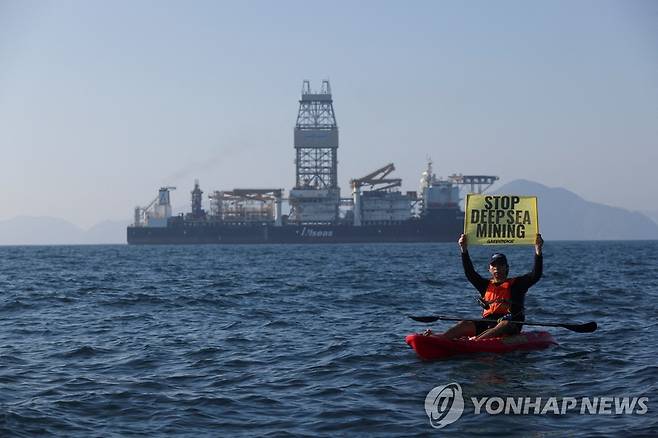 지난해 11월 심해 탐사선 앞에서 채굴 반대 시위하는 그린피스 활동가 [로이터 연합뉴스 자료사진. 재판매 및 DB 금지]