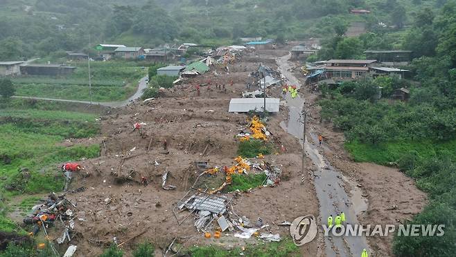 산사태에 흔적만 남긴 마을 (예천=연합뉴스) 윤관식 기자 = 15일 오후 경북 예천군 효자면 백석리의 한 마을이 집중호우로 인한 산사태로 초토화된 가운데 실종자 수색이 진행되고 있다.
    이 마을에서 주택 5가구가 매몰돼 4명이 사망하고 1명을 수색 중이다. 2023.7.15 psik@yna.co.kr