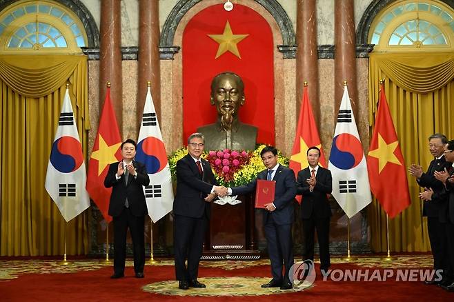 한·베트남 국제운전면허 상호인정 협정 교환 (하노이=연합뉴스) 임헌정 기자 = 박진 외교부 장관과 응우옌 반 탕 베트남 교통부 장관이 23일(현지시간) 하노이 베트남 주석궁에서 윤석열 대통령과 보 반 트엉 베트남 국가 주석이 임석한 가운데 국제운전면허증 상호 인정에 관한 협정을 교환하고 있다. 2023.6.23 [공동취재] kane@yna.co.kr