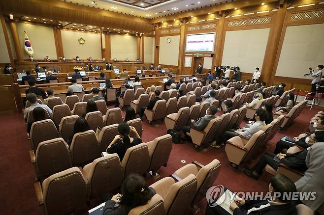 다시 헌법재판소 심판대에 오른 '사형제' (서울=연합뉴스) 김인철 기자 = 유남석 헌법재판소장을 비롯한 헌법재판관들이 작년 7월14일 오후 서울 종로구 헌법재판소 대심판정에서 열린 형법 41조 1호와 250조 2항 중 '사형' 부분에 대한 헌법소원 사건의 공개 변론 시작을 기다리는 모습 [연합뉴스 자료사진]