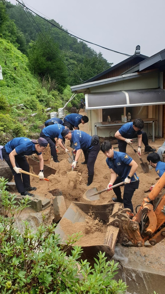 경북 봉화군 춘양면에서 피해현장 복구하는 경북 경찰 [경북경찰청 제공, 재판매 및 DB 금지]