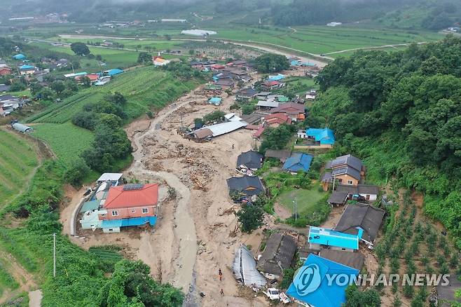 산사태 할퀴고 간 마을 (예천=연합뉴스) 윤관식 기자 = 16일 오전 경북 예천군 감천면 벌방리 마을이 산사태로 초토화된 채 복구를 기다리고 있다. 2023.7.16 psik@yna.co.kr