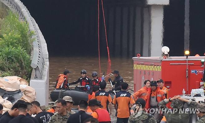 오송 궁평2지하차도 실종자 수색 작업 (청주=연합뉴스) 최재구 기자 = 미호천 제방 유실로 침수된 충북 청주시 오송읍 궁평2지하차도에서 16일 오전 실종자 수색작업이 진행되고 있다. 2023.7.16 jjaeck9@yna.co.kr