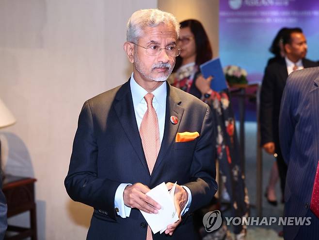 회담장 향하는 인도 외교장관[기사와 관련 없음] (자카르타=연합뉴스) 서대연 기자 = S. 자이샨카르 인도 외교장관이 13일(현지시간) 인도네시아 자카르타 샹그리라 호텔에서 박진 외교부 장관과의 회담을 위해 이동하고 있다. 2023.7.13 dwise@yna.co.kr