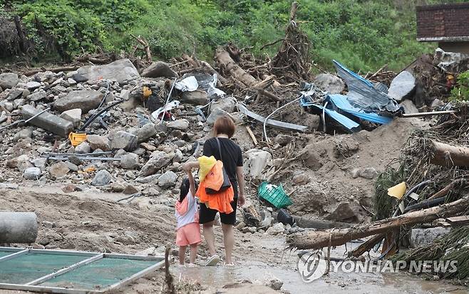 폐허로 변한 삶의 터전 (예천=연합뉴스) 윤관식 기자 = 16일 오후 경북 예천군 감천면 벌방리 산사태 현장에서 주민들이 피해를 입은 마을에서 이동하고 있다. 2023.7.16 psik@yna.co.kr