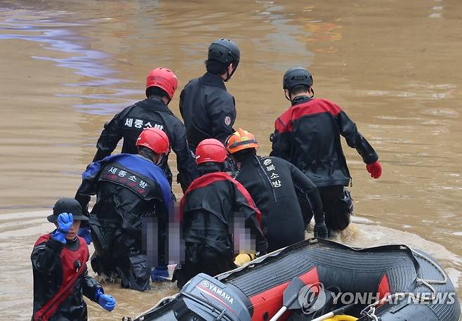 오송 지하차도 추가 희생자 수습 (청주=연합뉴스) 김주형 기자 = 16일 미호천 제방 유실로 침수된 충북 청주시 오송읍 궁평2지하차도에서 119 구조대원들이 시신으로 발견된 실종자를 수습하고 있다.  2023.7.16 kjhpress@yna.co.kr