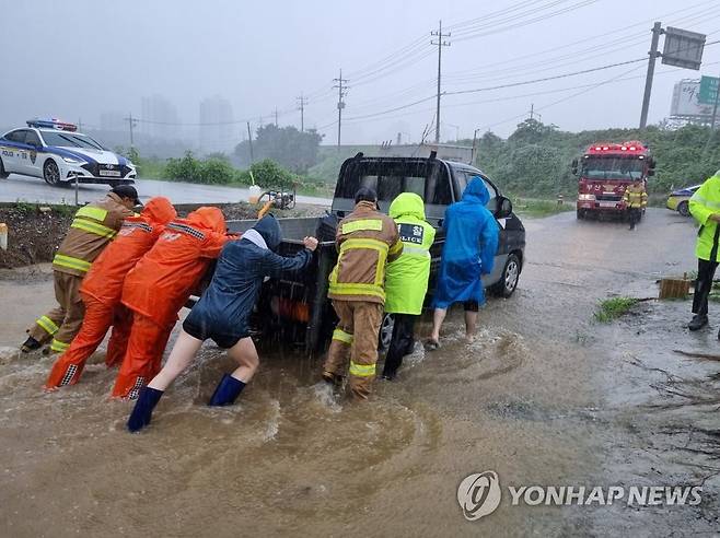 폭우에 물바다로 변한 대로 (부산=연합뉴스) 호우경보가 내린 16일 오후 부산 기장군 한 굴다리에서 물이 차올라 소방당국이 조치하고 있다. 2023.7.16 [부산소방재난본부 제공. 재판매 및 DB금지] psj19@yna.co.kr