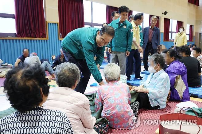 이재민 위로하는 한덕수 총리 (논산=연합뉴스) 황광모 기자 = 한덕수 국무총리가 16일  충남 논산시 성동면 성동초등학교에 마련된 이재민 임시대피소를 방문, 이재민을 위로하고 있다. 2023.7.16 hkmpooh@yna.co.kr