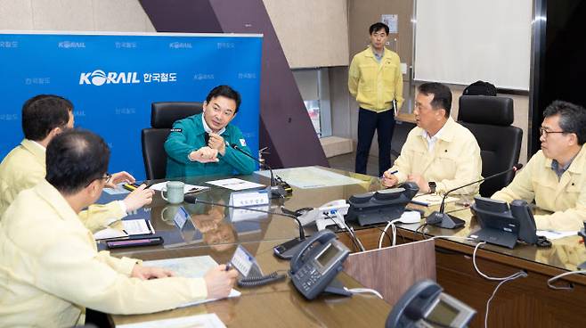 원희룡 국토교통부 장관이 17일 대전 한국철도공사 관제 운영상황실에서 열린 철도 복구상황 긴급점검 회의를 주재하고 있다. (사진=국토교통부)