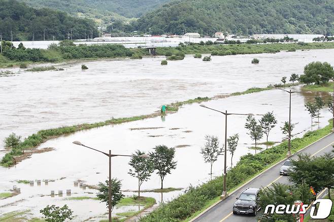 폭우로 인해 영산강과 섬진강 곳곳에 홍수특보가 이어지고 있는 가운데 16일 나주 남평교 주변 수변공원에 물이 넘쳐 흐르고 있다. 2023.7.16/뉴스1 ⓒ News1 김태성 기자