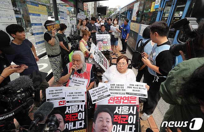 박경석 전국장애인차별철폐연대(전장연) 상임 공동대표가 17일 오후 서울 종로구 혜화동로터리 버스 정류장에서 발언하고 있다. 2023.7.17/뉴스1 ⓒ News1 김진환 기자