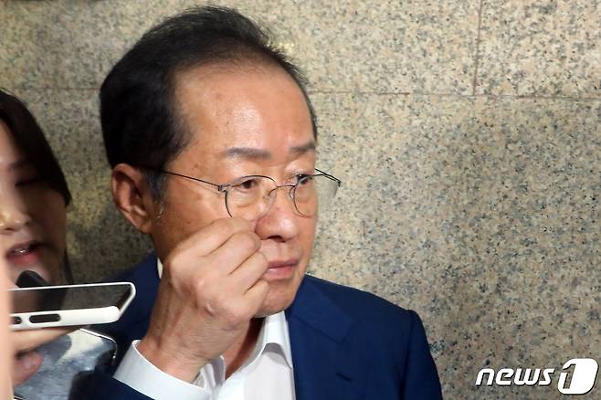 홍준표 대구시장이 17일 오후 서울 여의도 국회에서 윤재옥 국민의힘 원내대표와 면담을 마친 뒤 취재진 질문을 받고 있다. 2023.7.17/뉴스1 ⓒ News1 황기선 기자