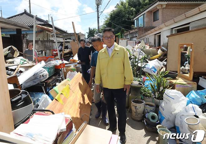 박광온 더불어민주당 원내대표가 17일 충남 공주시 옥룡동 일대 폭우 침수현장을 찾아 피해상황을 살펴보고 있다. 2023.7.17/뉴스1 ⓒ News1 임세영 기자