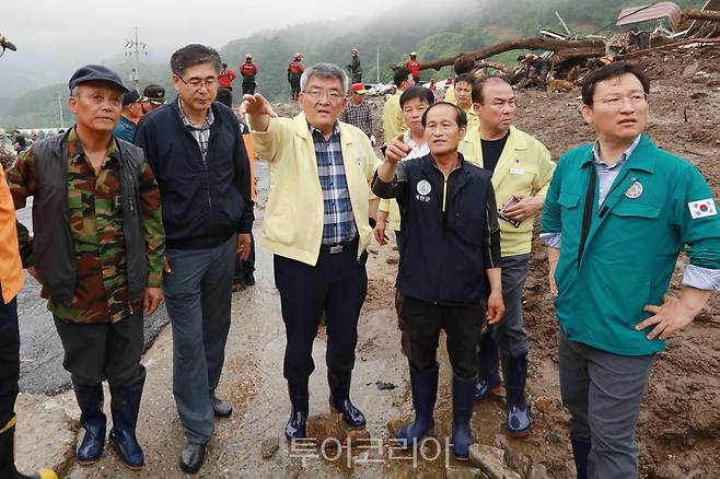 김학동 예천군수는 16일 새벽부터 집중 호우 피해 현장으로 달려가 마을별 피해 상황을 점검했고, 빠른 복구를 위한 지원방안과 가용 인력 등을 총동원한 대책을 마련해 추가적인 피해를 막도록 지시했다.