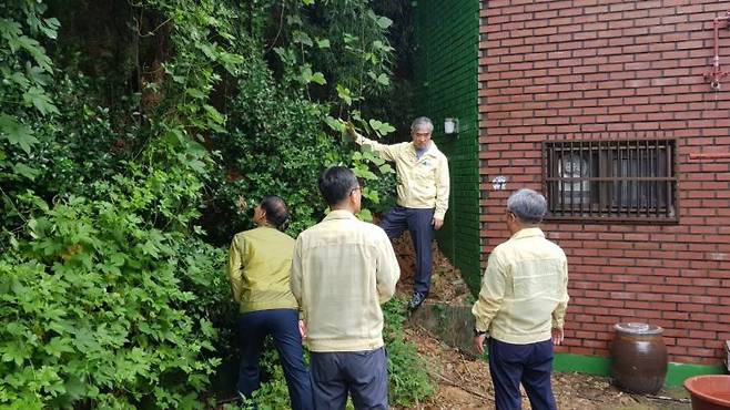 조명래 경남 창원특례시 제2부시장이 진해구 대죽동 주택 비탈면 붕괴 우려 현장 긴급 안전 점검에 나섰다.